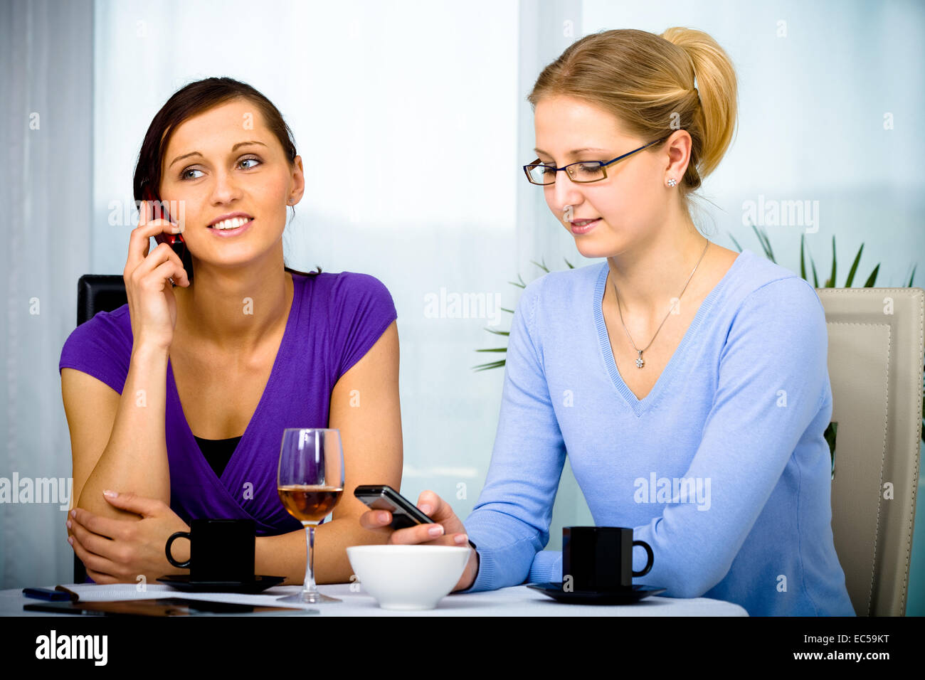 two young women in cafe Stock Photo - Alamy