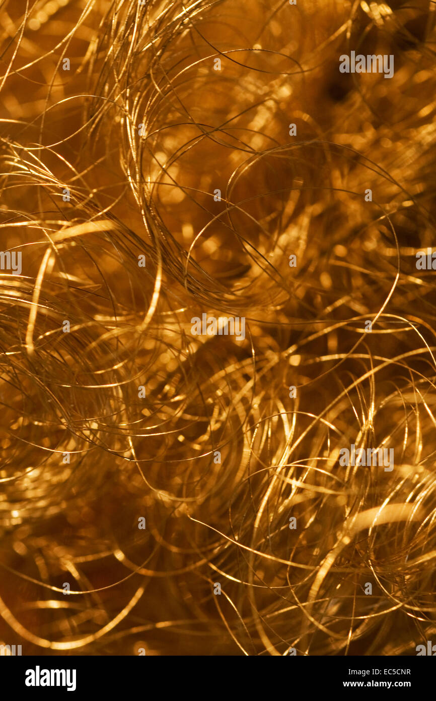 golden wire mesh with light reflections Stock Photo - Alamy