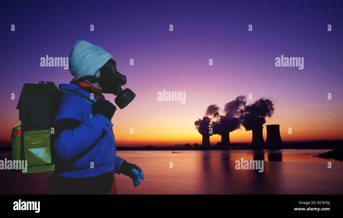 Child gas mask in evening hi-res stock photography and images - Alamy
