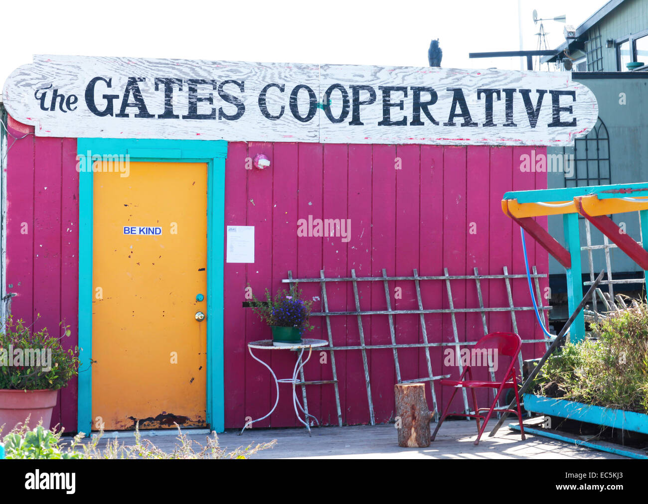 Pink houseboat in Sausalito. The Gates Cooperative Stock Photo Alamy