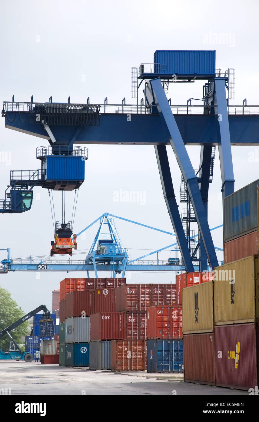 Loading of overseas shipping containers hi-res stock photography and ...