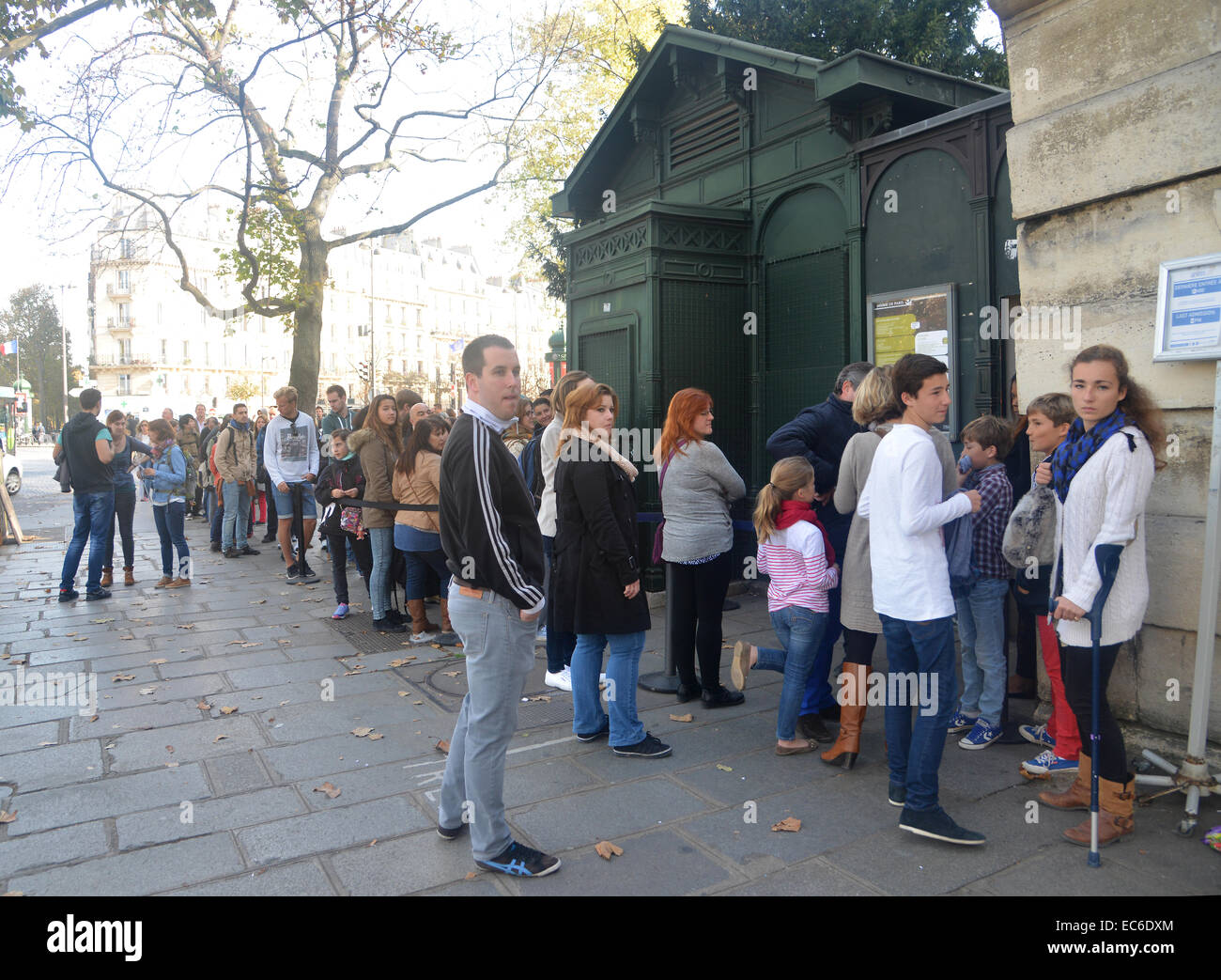 Tourists queue up to 3 hours to enter the Paris the vast