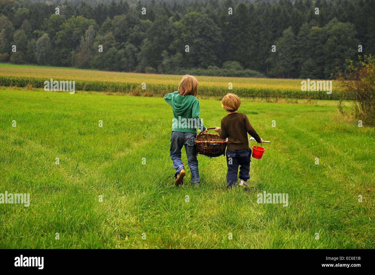  Kinder mit Korb Stock Photo - Alamy 
