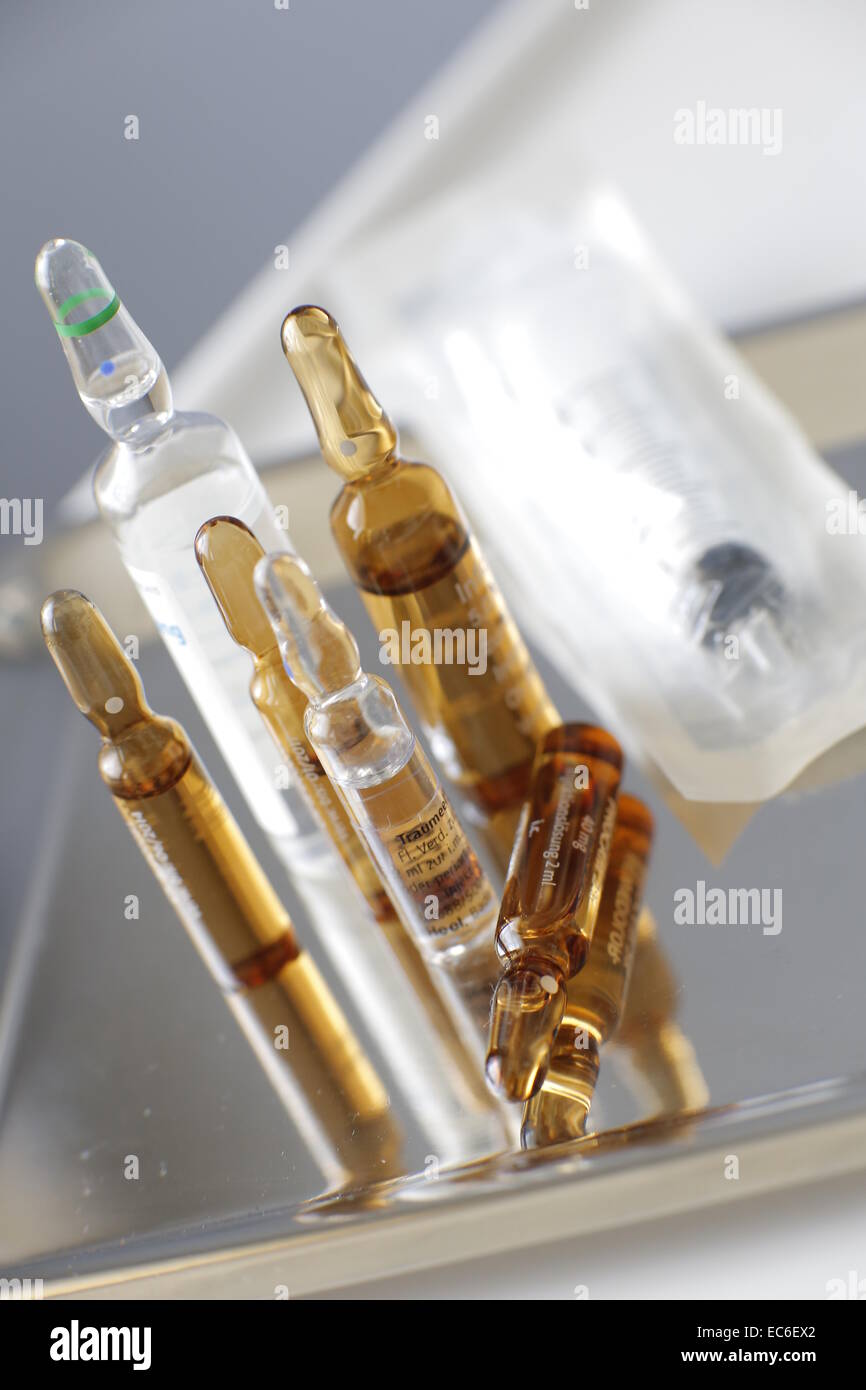 vial syringe tray medicine Stock Photo