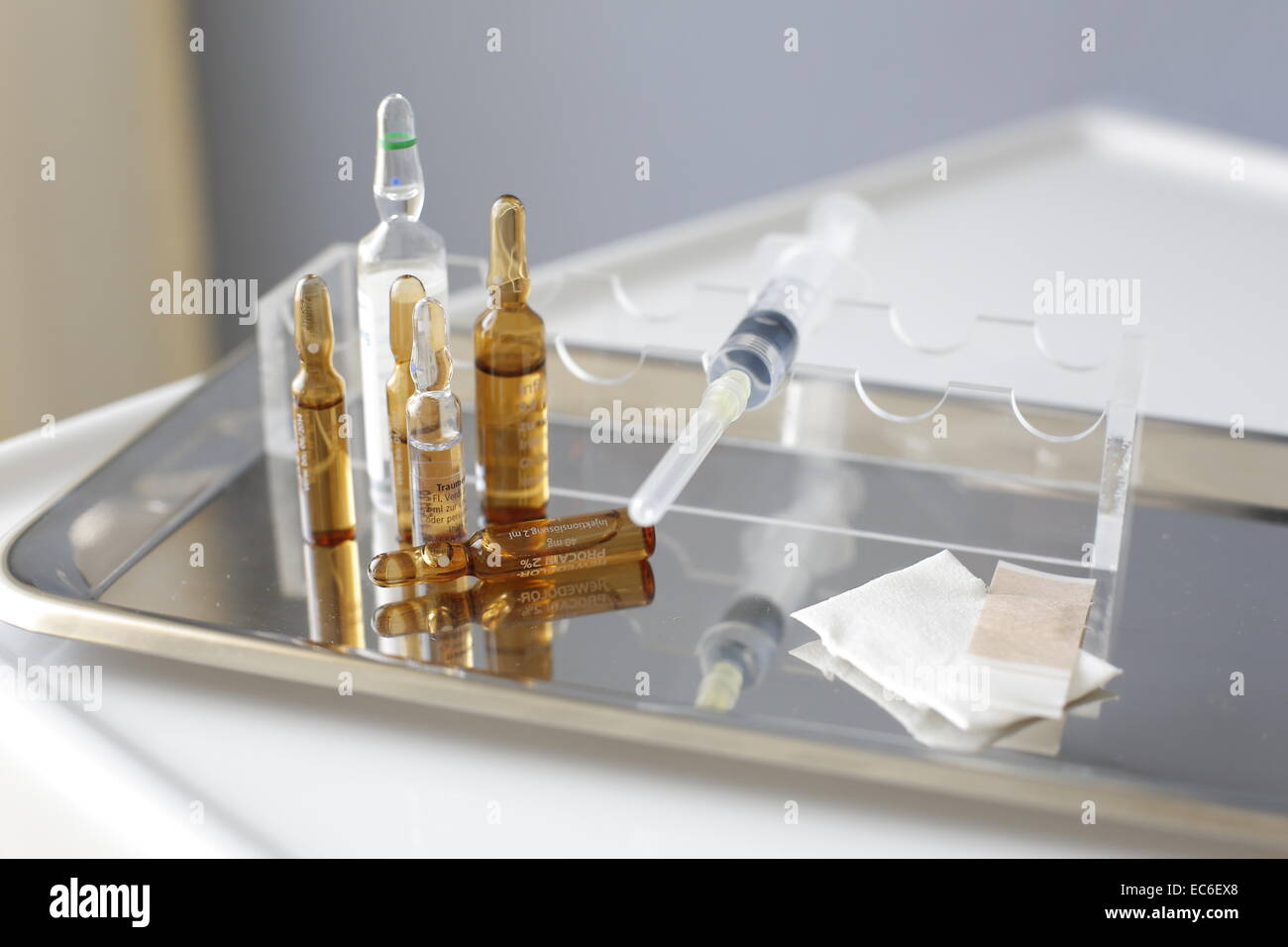 vial syringe tray medicine Stock Photo