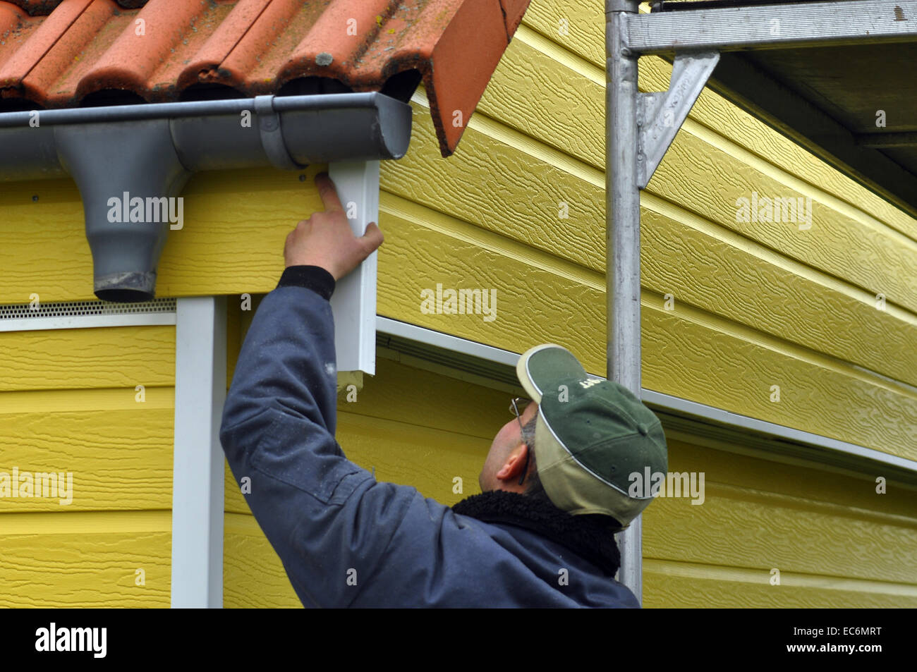 Handwerker verkleidet ein Gebäude mit Außenpaneele Stock Photo