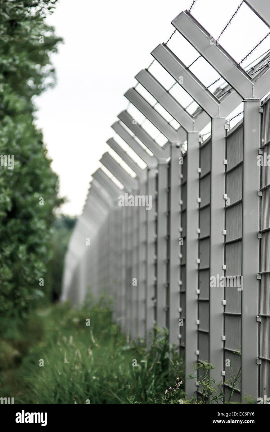 Barbed wire fence state border hi-res stock photography and images - Alamy