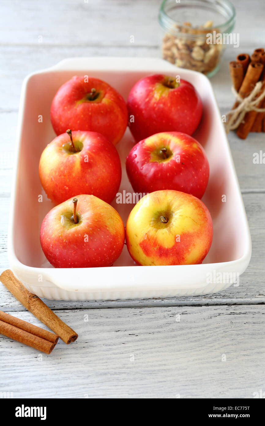 Apples in white fruit bowl hires stock photography and images Alamy
