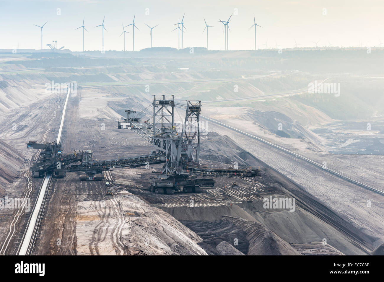 Germany, North Rhine-Westphalia, Grevenbroich, Garzweiler surface mine, Stacker and conveyor belt, wind wheels in the background Stock Photo