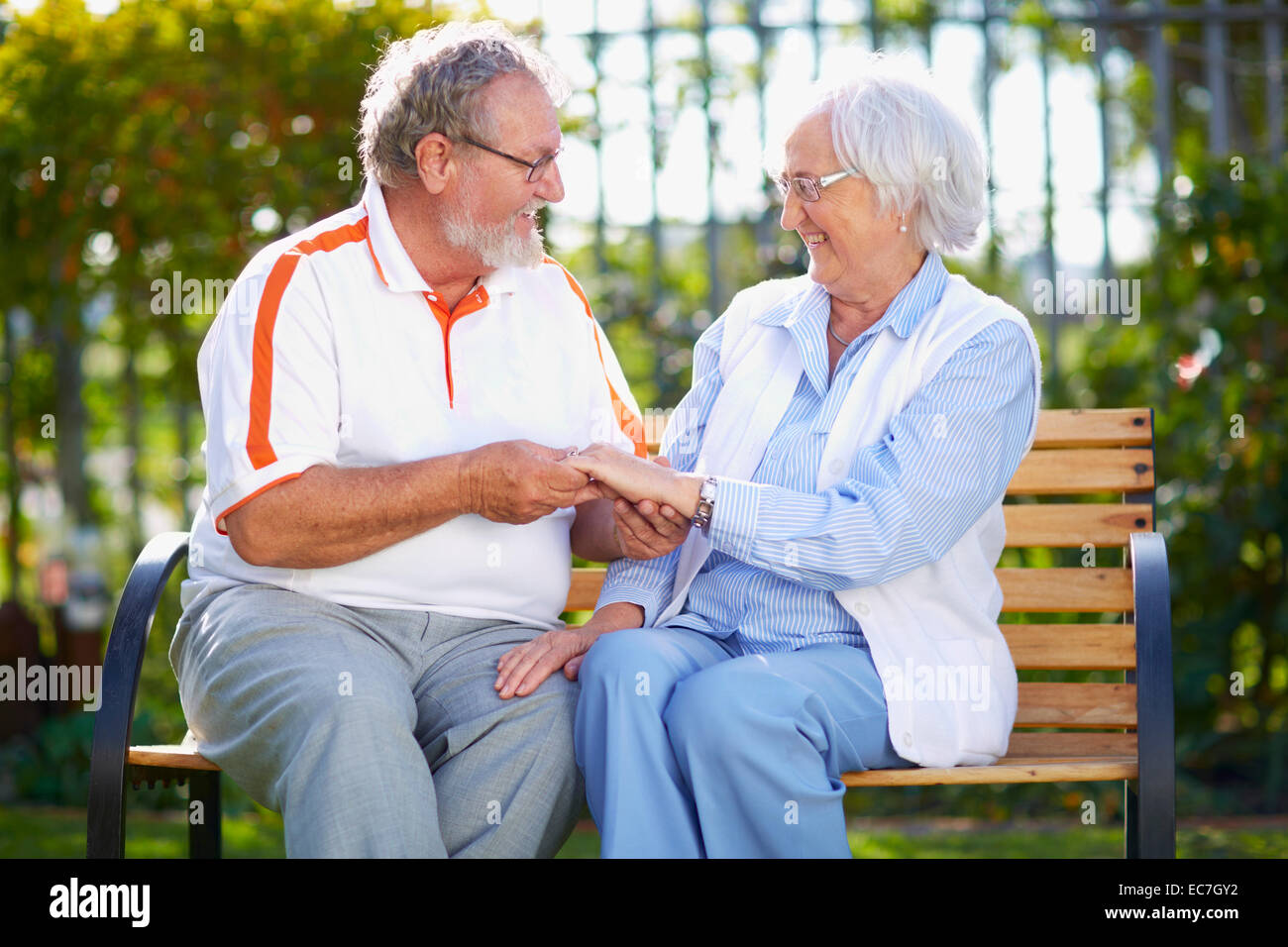 Happy senior couple on park bench Stock Photo - Alamy
