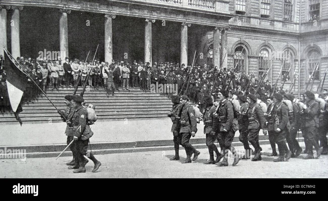 French soldiers parade past the Mayors office in New York City, 1918, during World War One Stock Photo