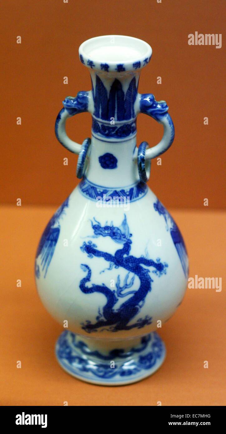 Dragon and Phoenix Vase, Kangxi reign (1662-1722), Qing dynasty. Phoenixes and dragons represented female and male, yin and yang.  They were also symbols for empresses and emperors. A bride at a traditional Chinese wedding might have phoenixes embroidered on her gown to show that she was 'empress for a day'. Stock Photo