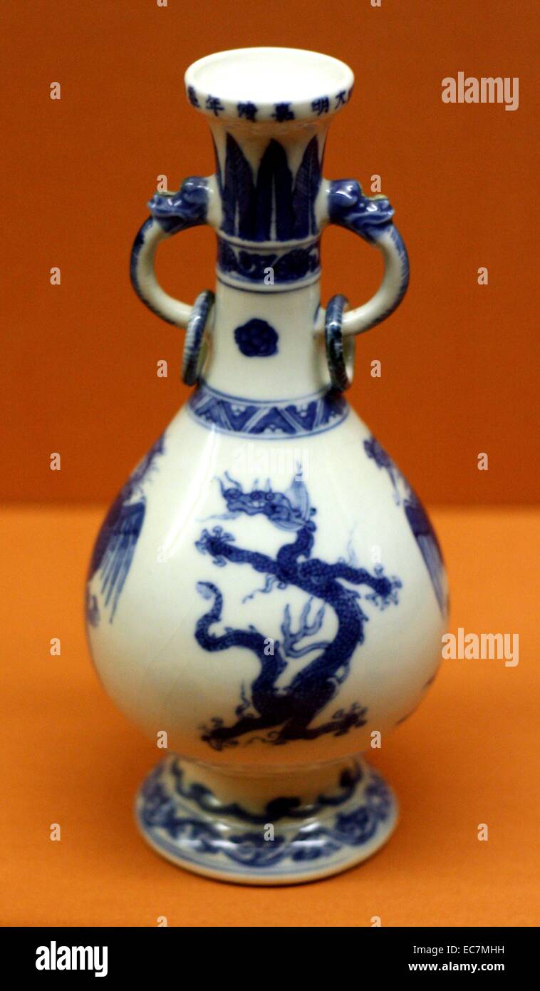 Dragon and Phoenix Vase, Kangxi reign (1662-1722), Qing dynasty. Phoenixes and dragons represented female and male, yin and yang.  They were also symbols for empresses and emperors. A bride at a traditional Chinese wedding might have phoenixes embroidered on her gown to show that she was 'empress for a day'. Stock Photo