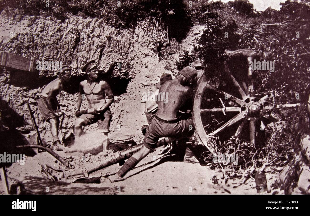 Australian artillery gunners during the Gallipoli Campaign, of World War I that took place on the Gallipoli peninsula between 25 April 1915 and 9 January 1916. Stock Photo