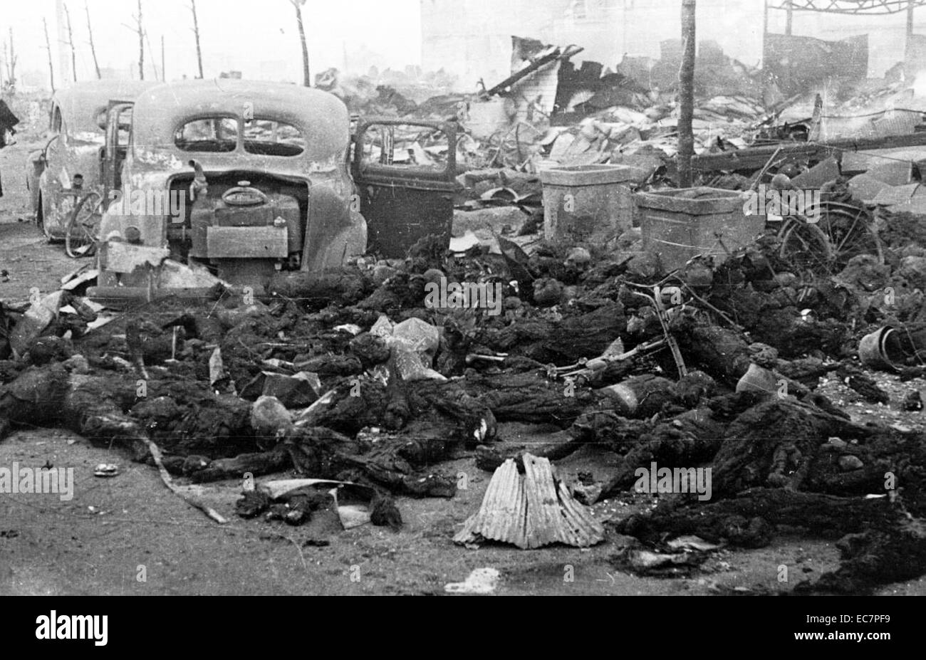 Photograph of the charred remains of Japanese civilians after the March firebombing raid in Tokyo. Dated 1945 Stock Photo