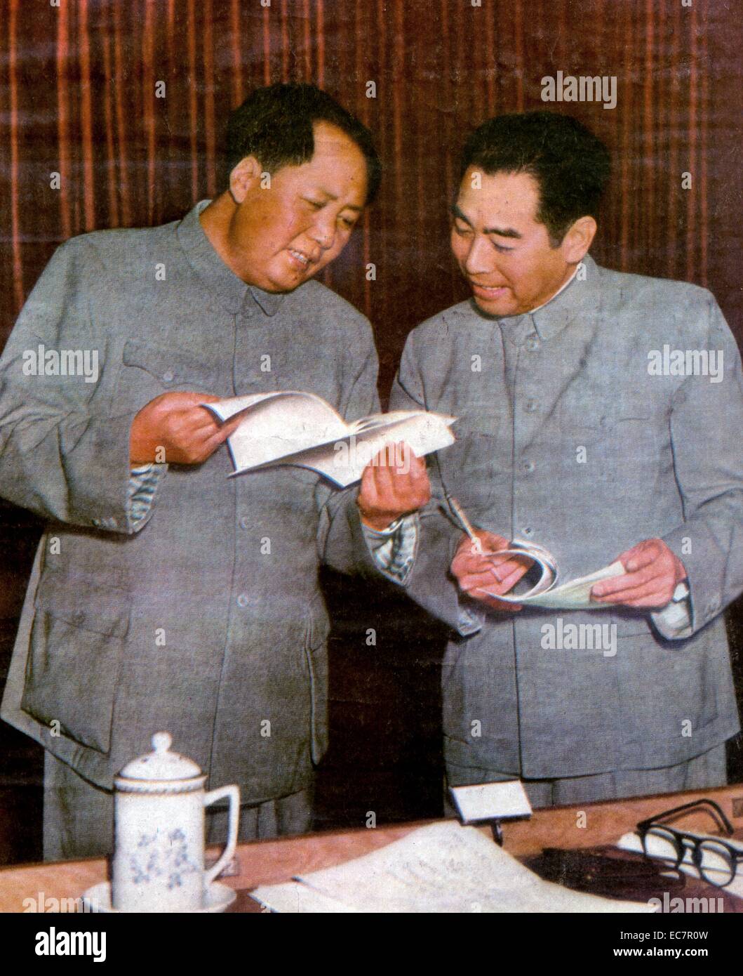 Chinese leaders Mao Zhe Dung and Zhou En Lai confer. 1960 Stock Photo
