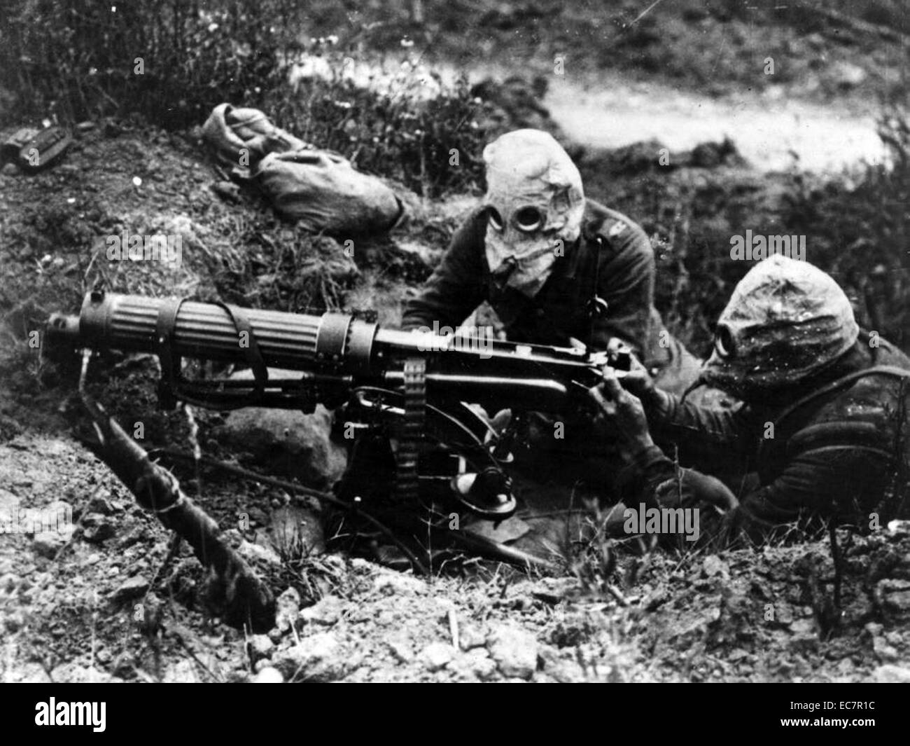 Photograph of gas-masked men of the British Machine Gun Corps with a Vickers machine gun during the first battle of the Somme. Dated 1916 Stock Photo
