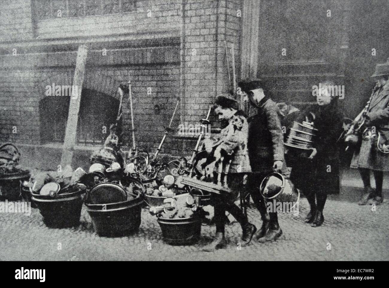 Civilians collect metal in Berlin during world war one Stock Photo