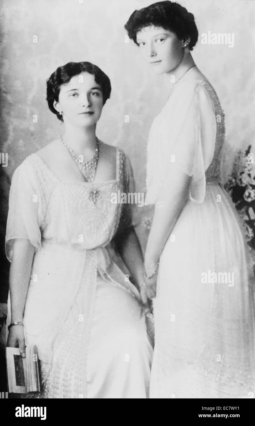 Grand Duchess Olga Nikolaevna (1895-1981) with her sister Grand Duchess Tatiana Nikolaevna (1897-1918), children of Nicholas the II of Russia and his wife Alexandra&#10; Stock Photo