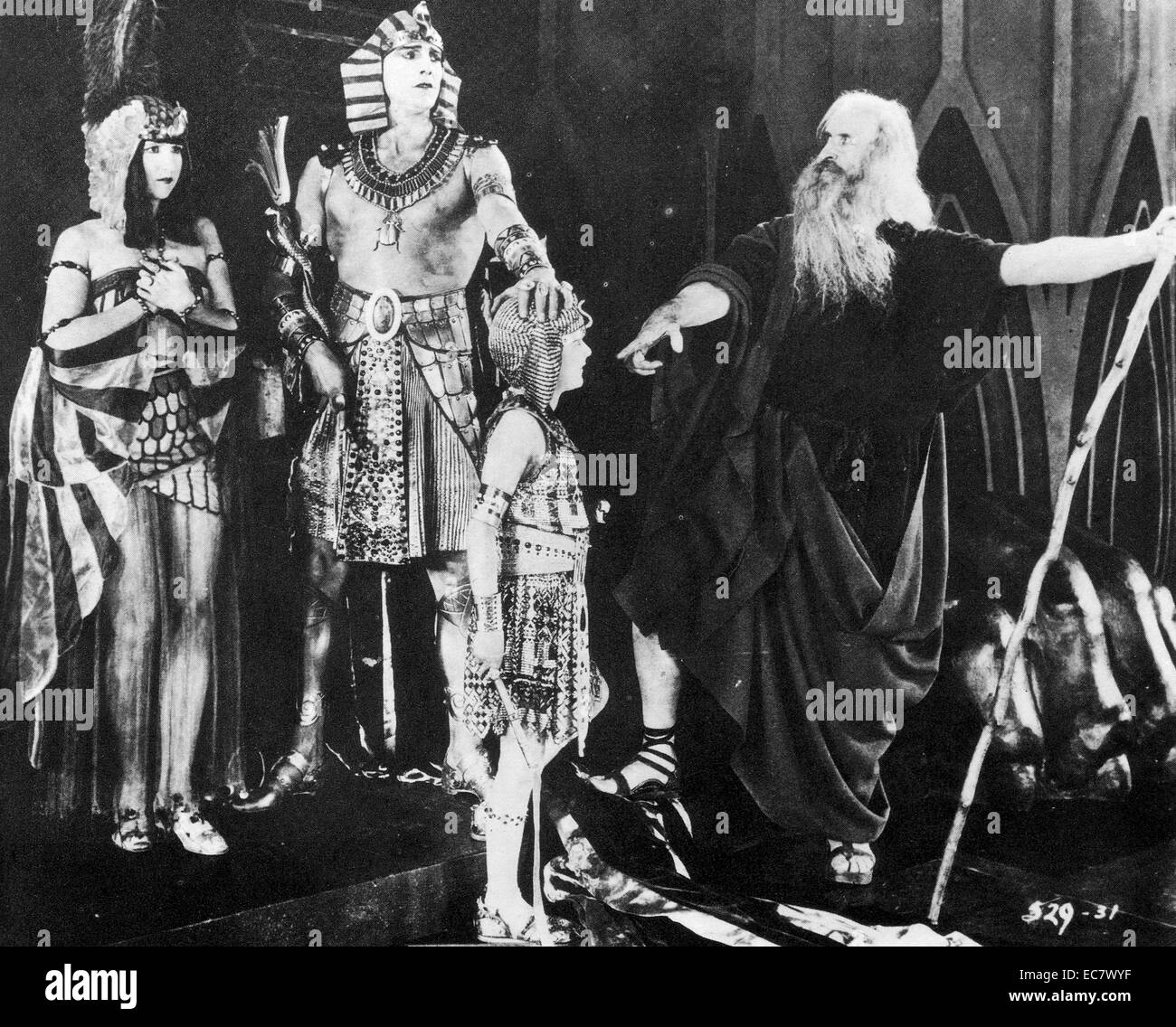 The Ten Commandments (1923)The story of Moses leading the Jews from Egypt to the Promised Land, his receipt of the tablets and the worship of the golden calf. Director: Cecil B. DeMille. starring: Theodore Roberts, Charles De Roche, Estelle Taylor Stock Photo