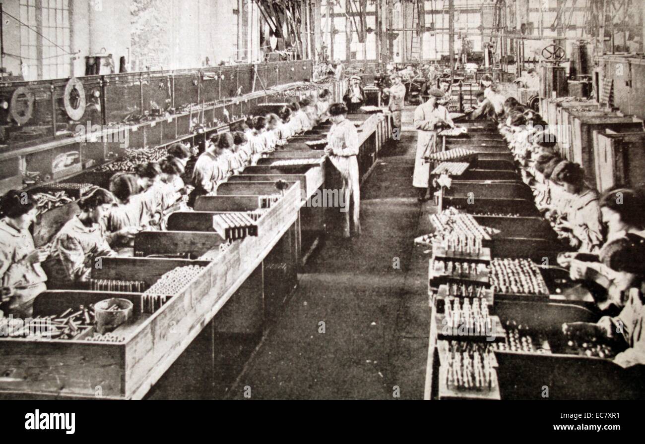 Women in Munitions and arms manufacture in France during world war one 1916 Stock Photo
