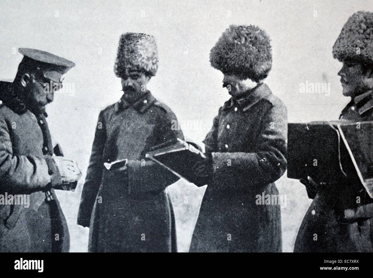 Russian army paymaster distributes wages during world war one 1915 Stock Photo
