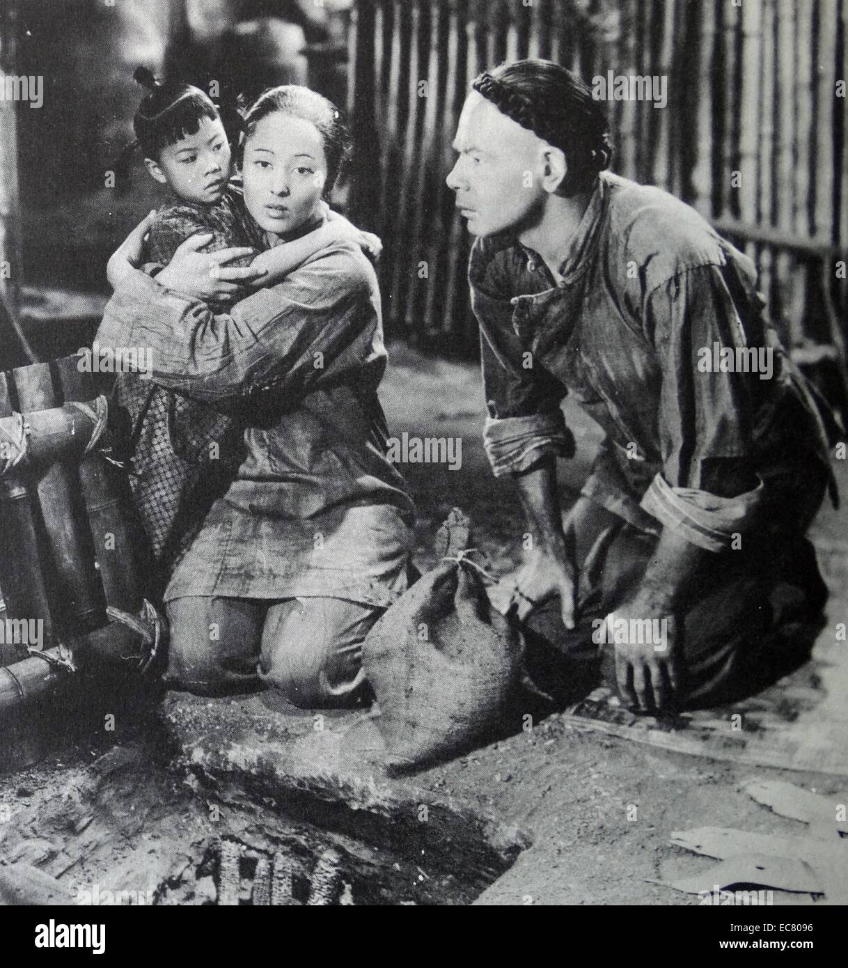 The Good Earth, 1937.  O-Lan and Wang Lung find their food reserve exhausted. The Good Earth is a 1937 American drama film about Chinese farmers who struggle to survive. stars Paul Muni as Wang Lung. For her role as his wife O-Lan, Luise Rainer won an Academy Award for Best Actress Stock Photo
