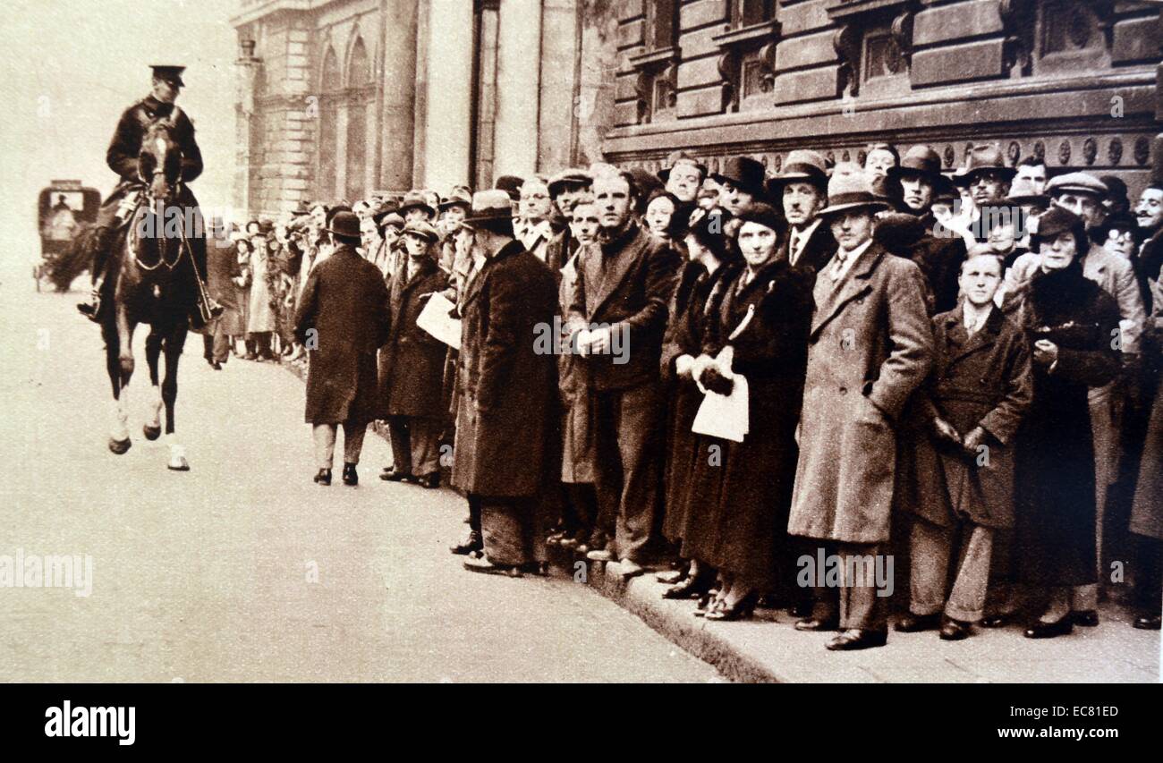 Crowds gather at the enterance of Downing Street during the abdication crisis to await news of the confrontation between the Government and the King 1936. Stock Photo
