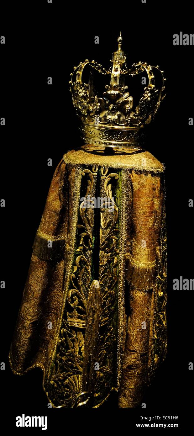 Mantles hi-res stock photography and images - Alamy