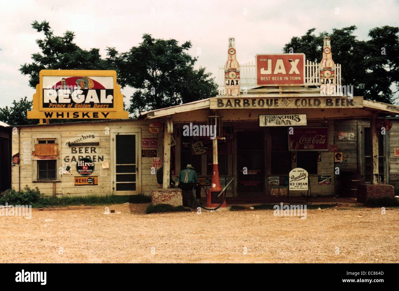 Photograph of a cross roads store, bar, 'juke joint,' and gas station in the cotton plantation area, Melrose, Louisiana. Photograpged by Marion Post Wolcott (1910-1990) a noted American photographer. Dated 1940 Stock Photo