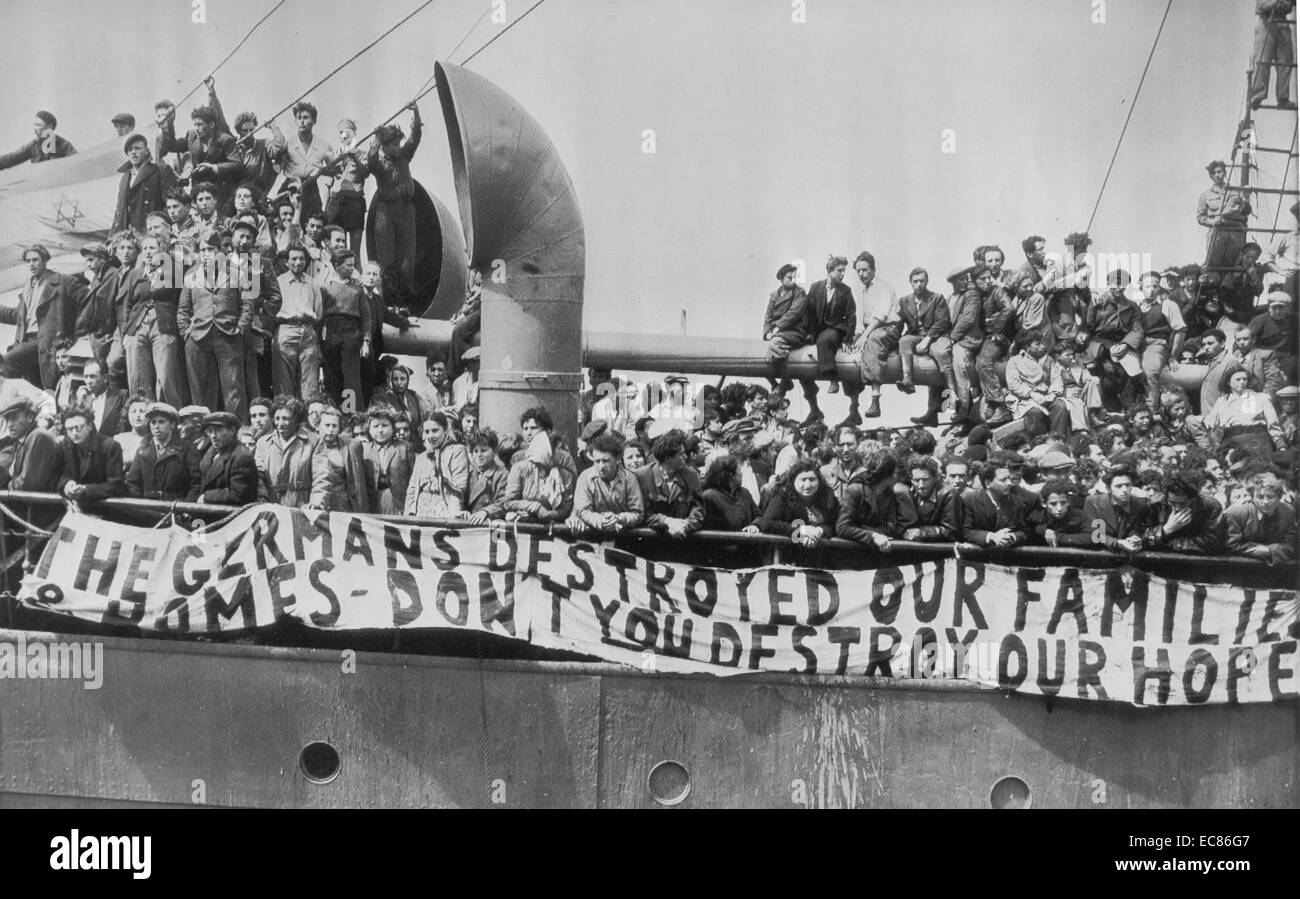 Photograph of Jewish Refugees aboard the illegal immigrant ship Theodor Herzl. Dated 1947 Stock Photo