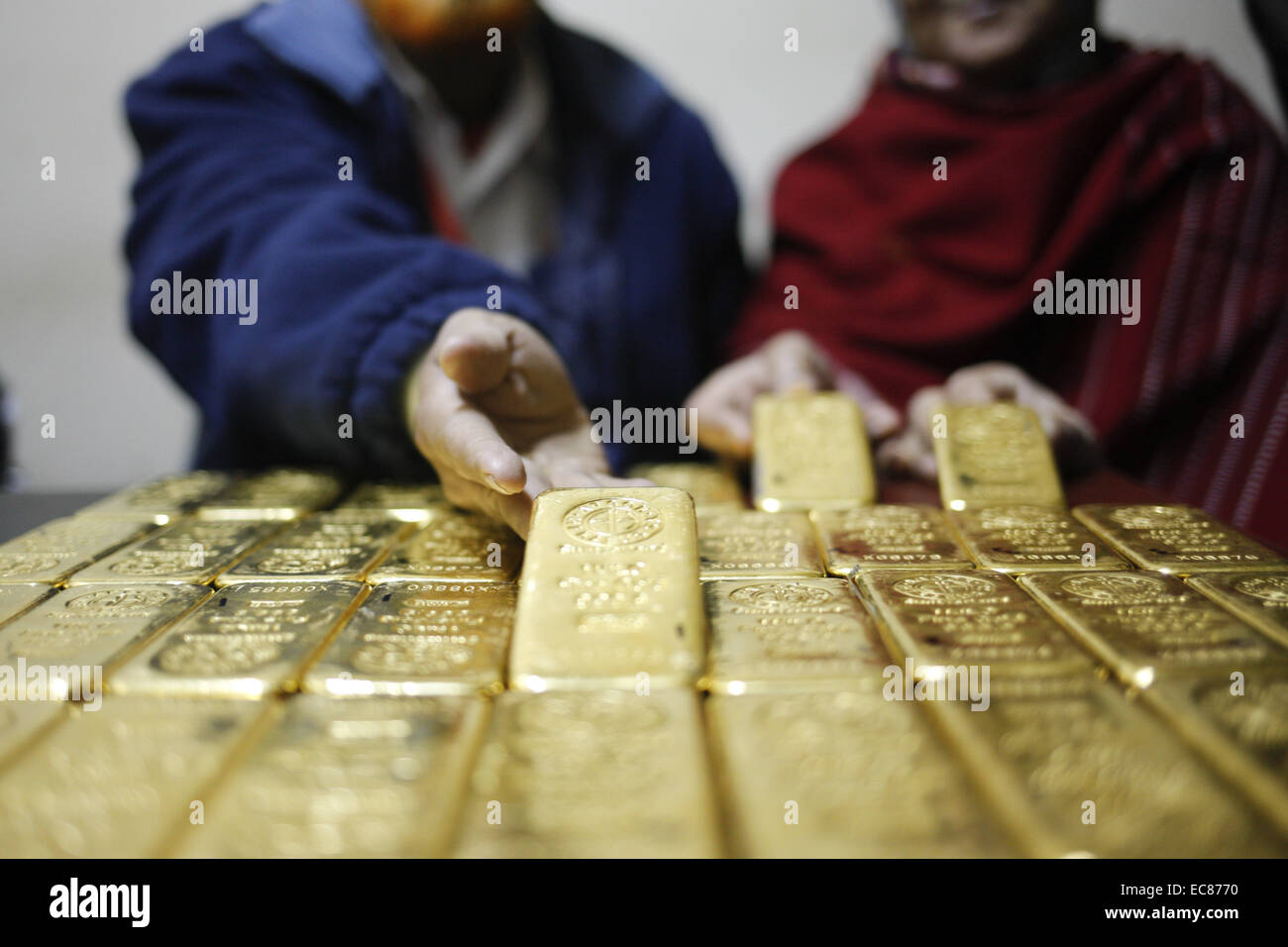 Weighing gold bars hi-res stock photography and images - Alamy