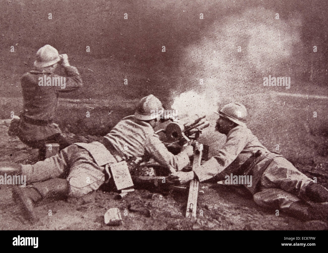 Photograph of French artillery gunners in action. Dated 1915 Stock Photo