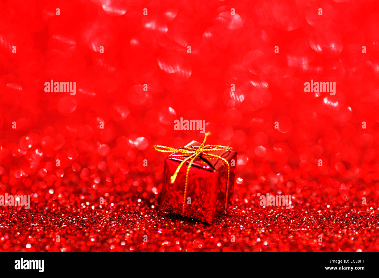 Red Christmas gift box on shiny glitter background Stock Photo Alamy
