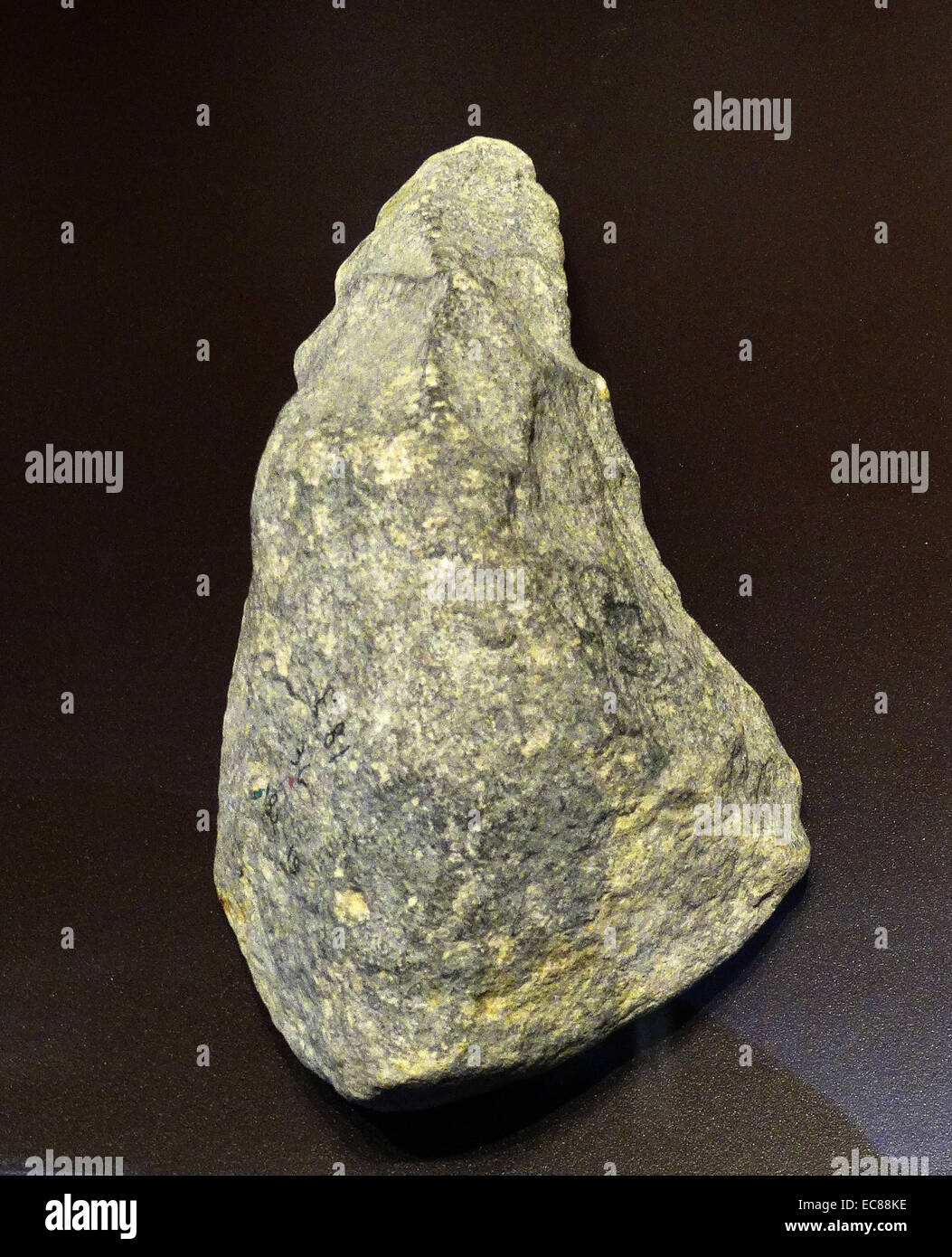 https://c8.alamy.com/comp/EC88KE/stone-tools-including-chopping-tools-hand-axes-picks-and-spheroids-EC88KE.jpg