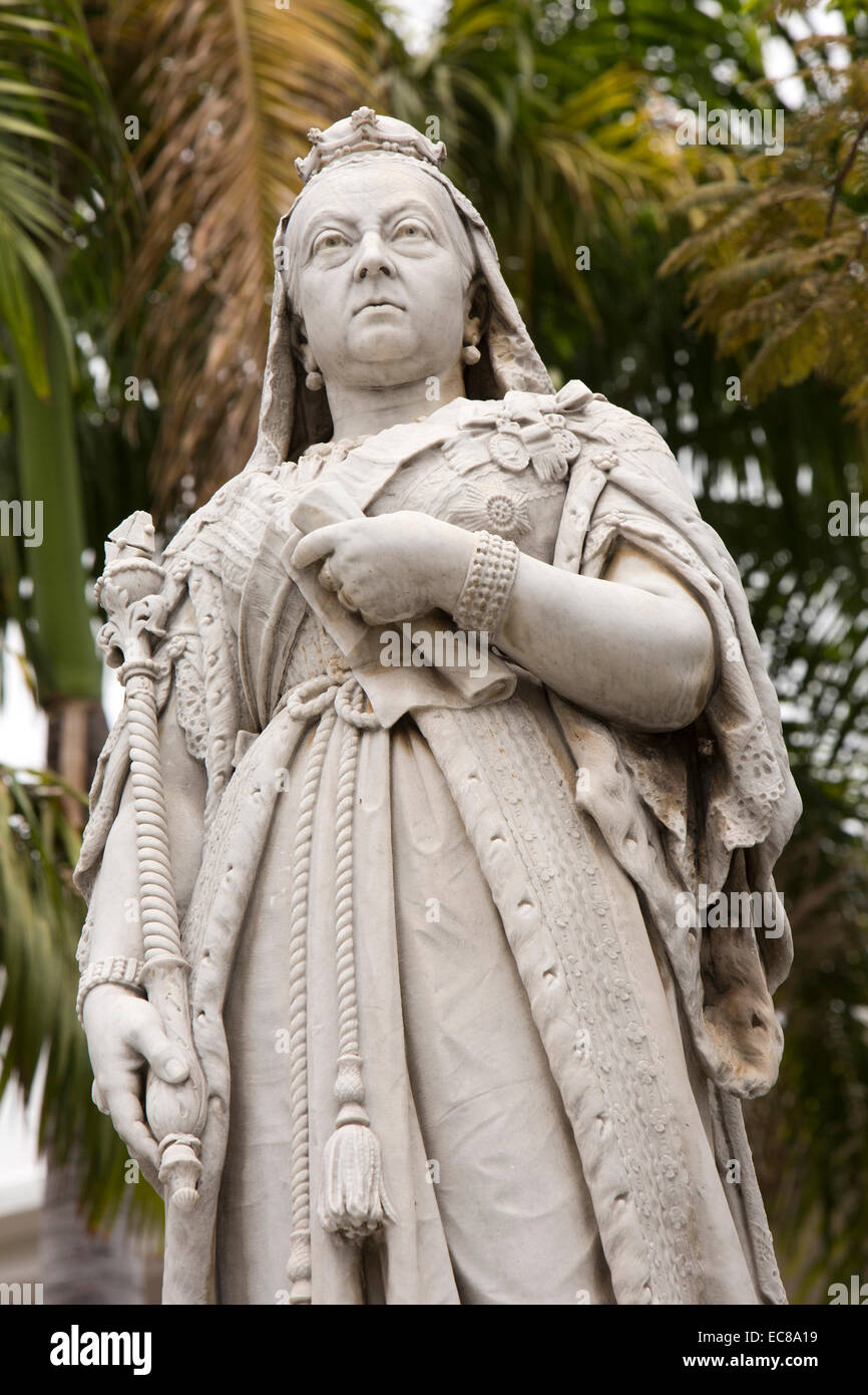 Mauritius, Port Louis, Royal Road, statue of Queen Victoria outside Government House Stock Photo