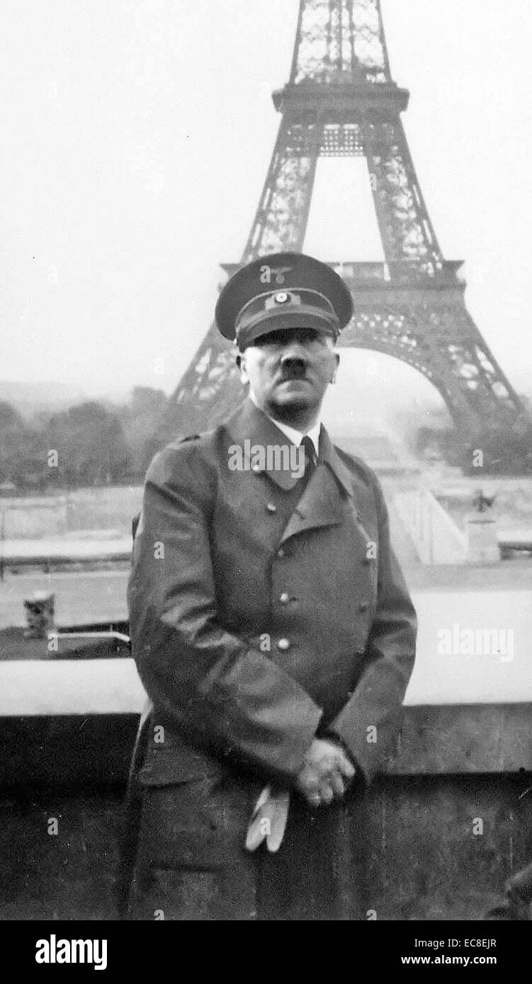 ADOLF HITLER  backed by the Eiffel Tower visits on Paris 23 June 1940 Stock Photo