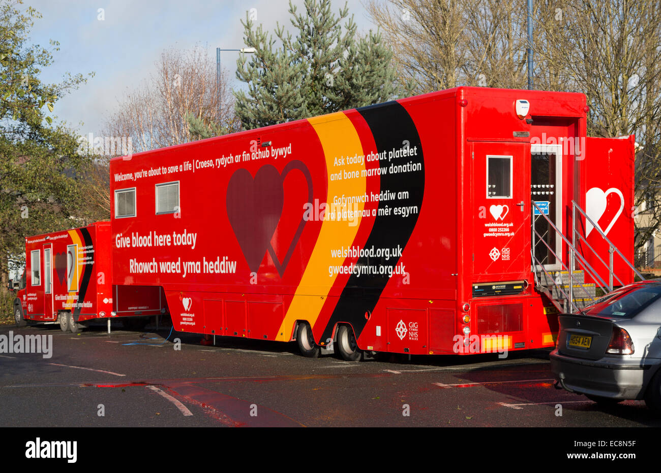 Give blood here today mobile van in English and Welsh, Abergavenny, Wales, UK Stock Photo