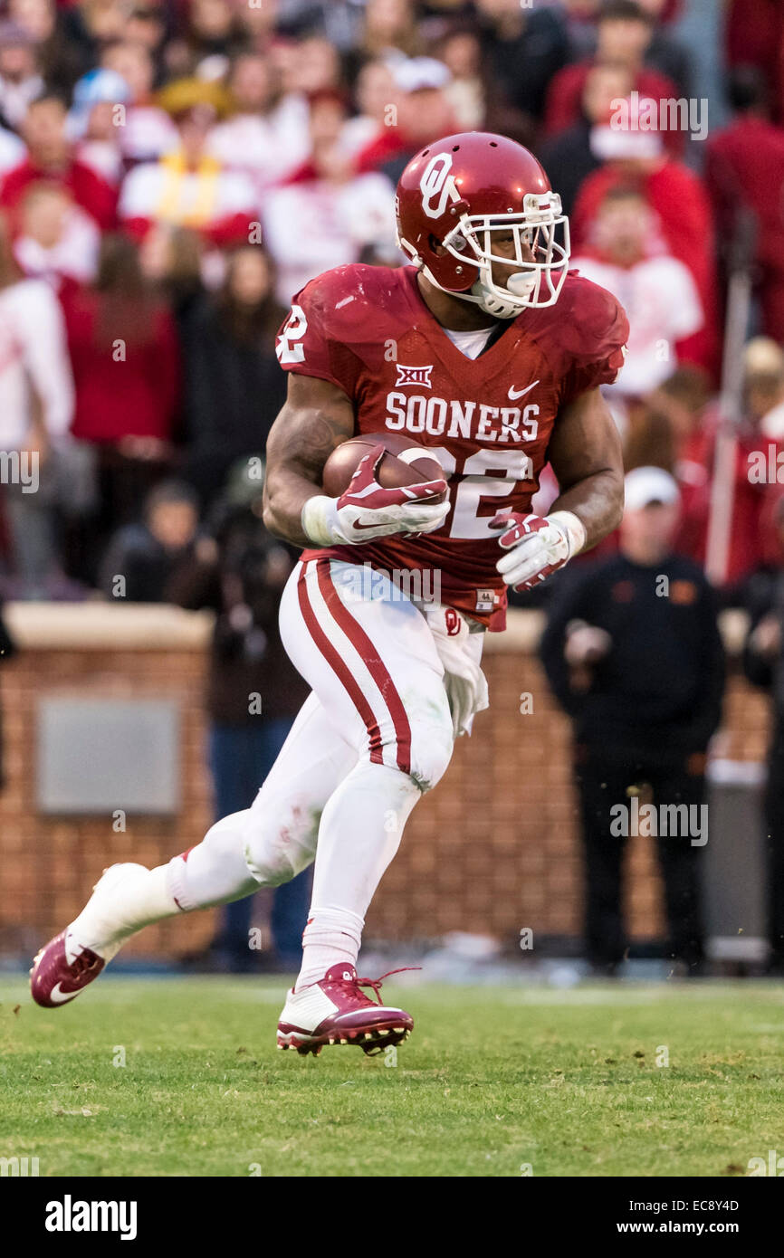 December 6, 2104 Oklahoma Sooners running back Samaje Perine (32) runs