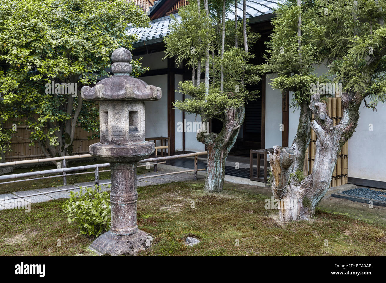 Zuiho-in zen temple, Daitoku-ji, Kyoto, Japan. A stone lantern (tōrō) near the entrance Stock Photo