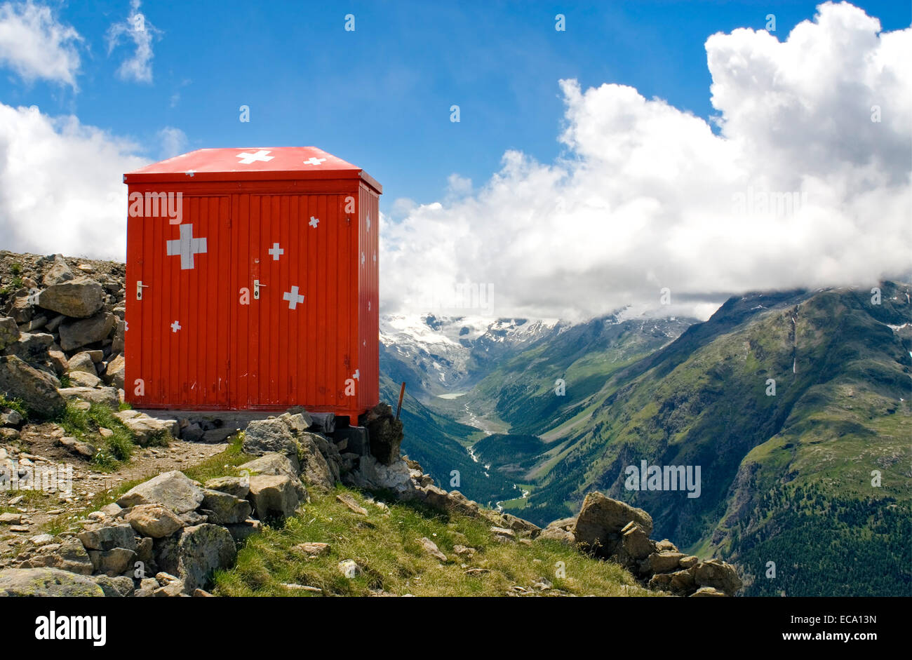 Bergtoilette in Schweizer Nationalfarben, Segantini Huette, Oberengadin, Schweiz | Outhouse  in Swiss national colours, Segantin Stock Photo