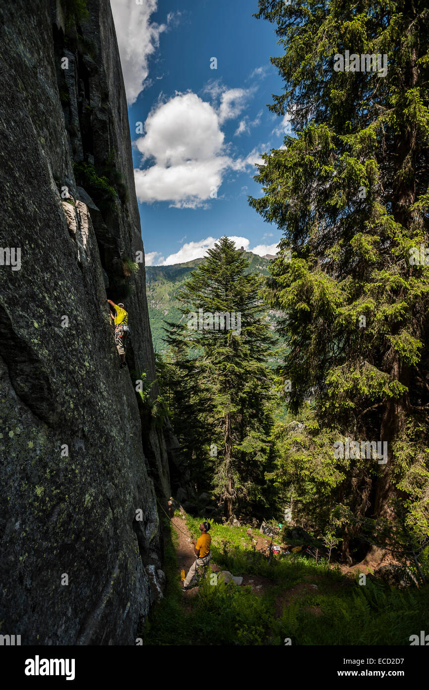 Man trad climbing crack route in esigo hires stock photography and