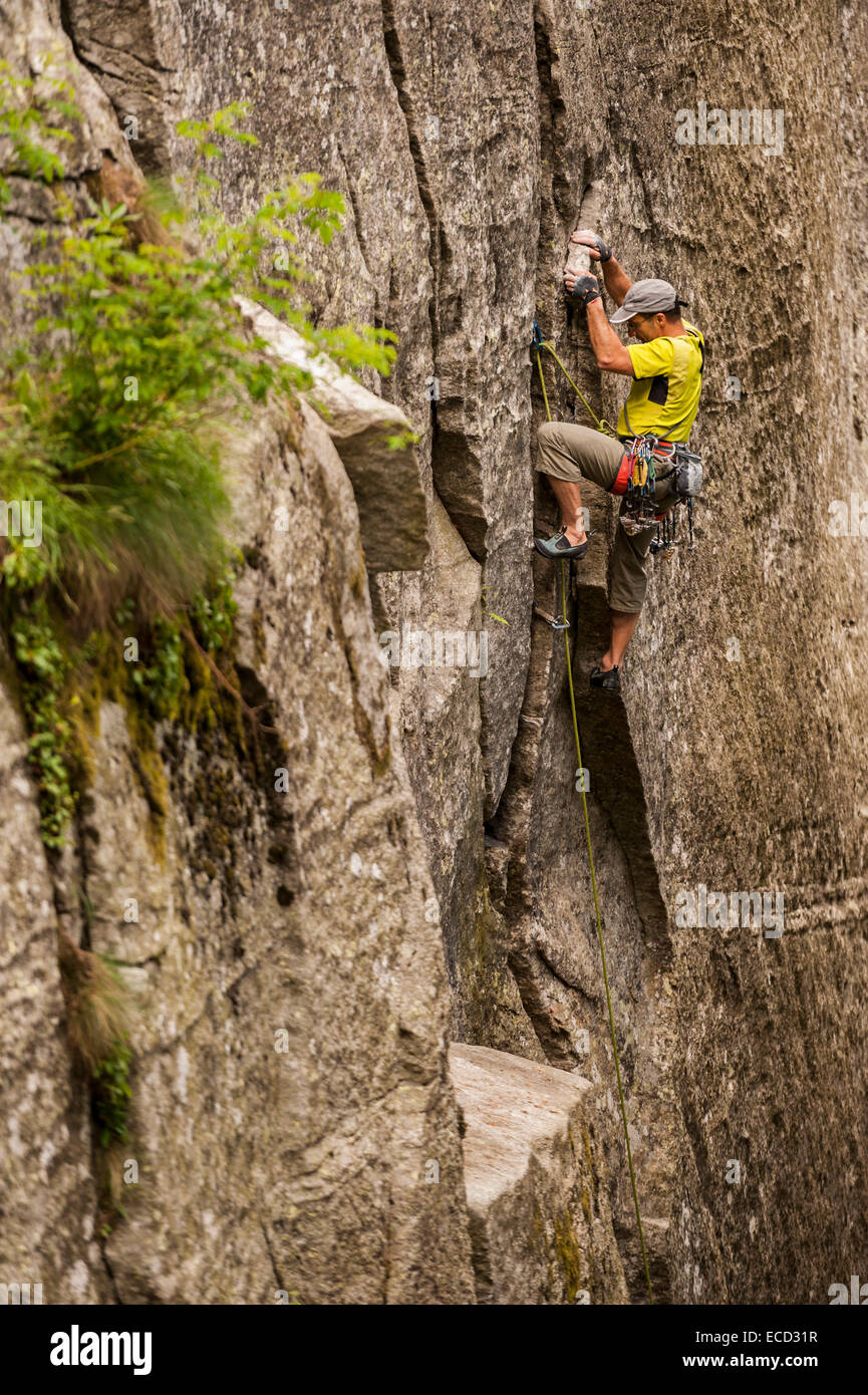 Man trad climbing crack route in esigo hires stock photography and