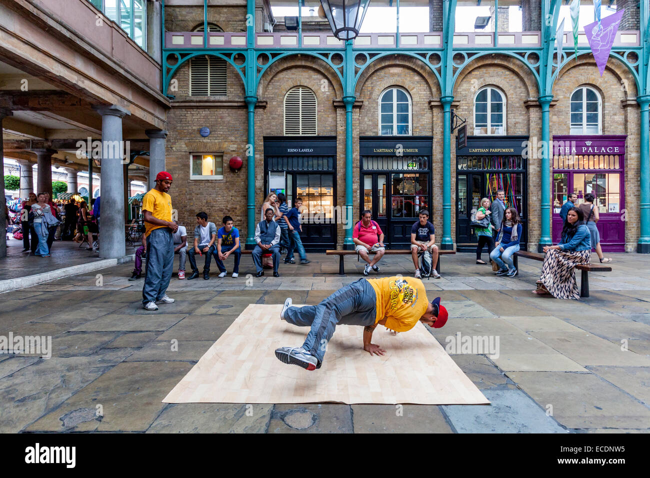 Street Entertainers In Covent Garden, London, England Stock Photo Alamy