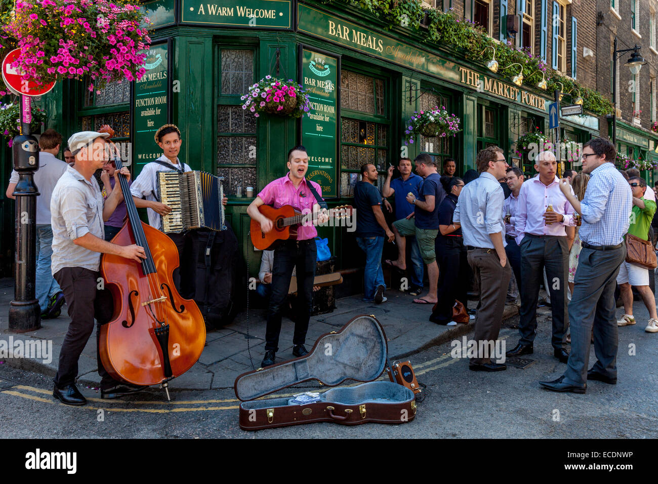 Street Musicians Perform Outside The Market Porter Pub, London Bridge, London, England Stock