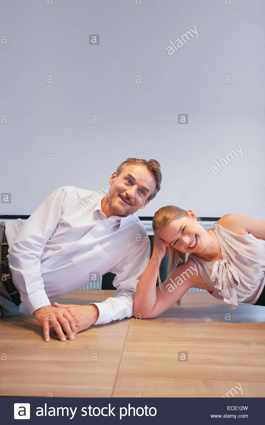 Frau flirtet mann an