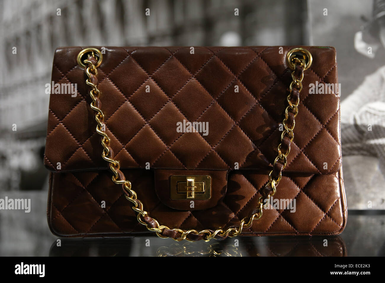 Paris chanel bag hi-res stock photography and images - Page 2 - Alamy