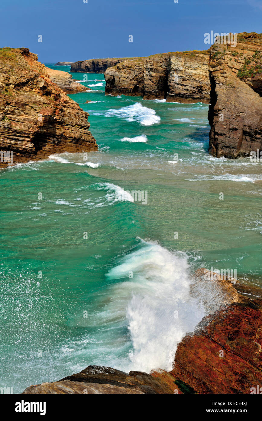 Spain, Galicia: View to the cliffs of Praia das Catedrales in Ribadeo Stock Photo