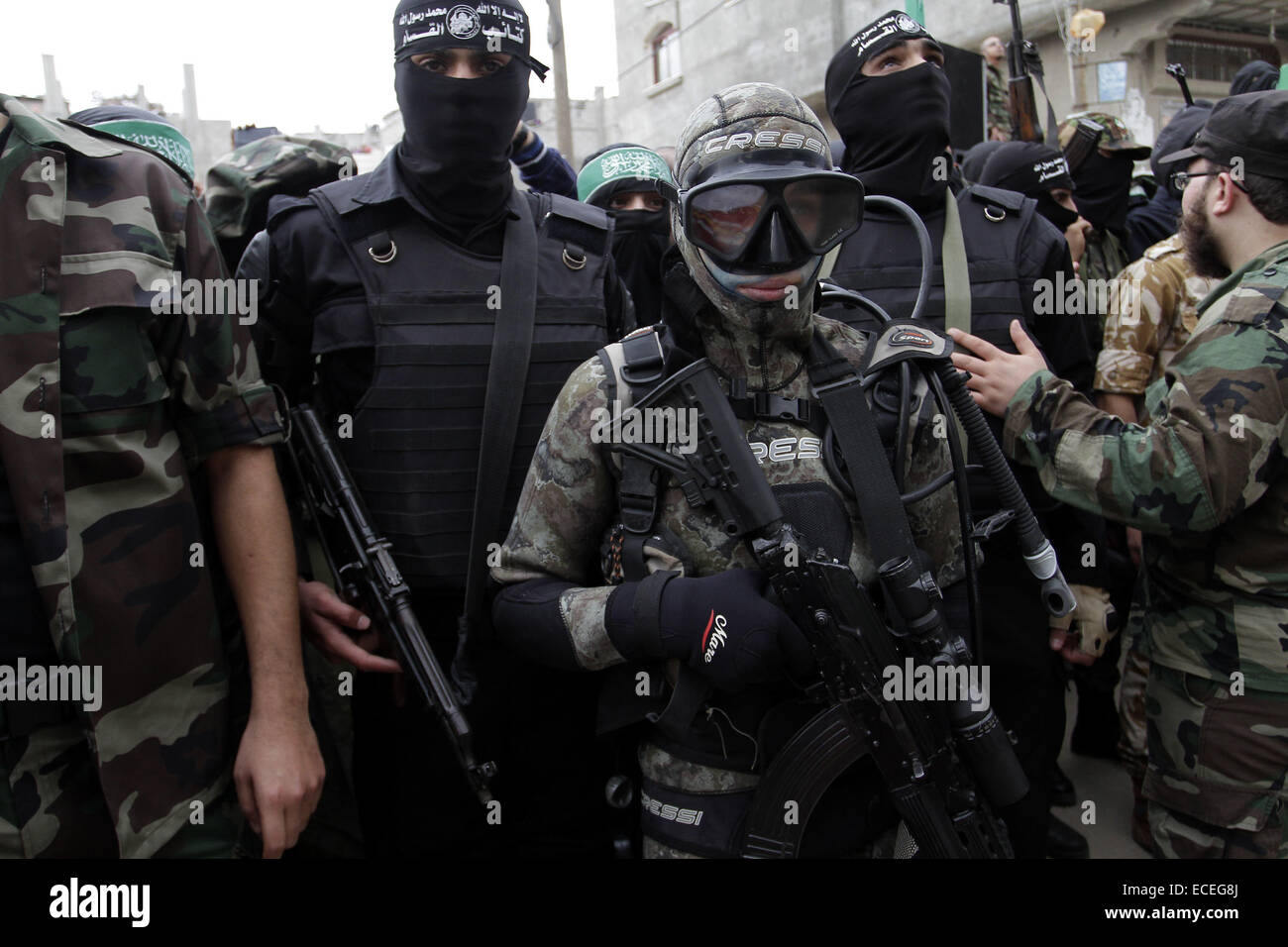 Nuseirat, Gaza Strip, Palestinian Territory. 12th Dec, 2014. Palestinian militants from the Ezzedine al-Qassam brigade take part during a rally to commemorate the 27th anniversary of the Islamist movement s creation, at the Nuseirat refugee camp in the Central Gaza Strip on December 12, 2014 Credit:  Abed Rahim Khatib/APA Images/ZUMA Wire/Alamy Live News Stock Photo