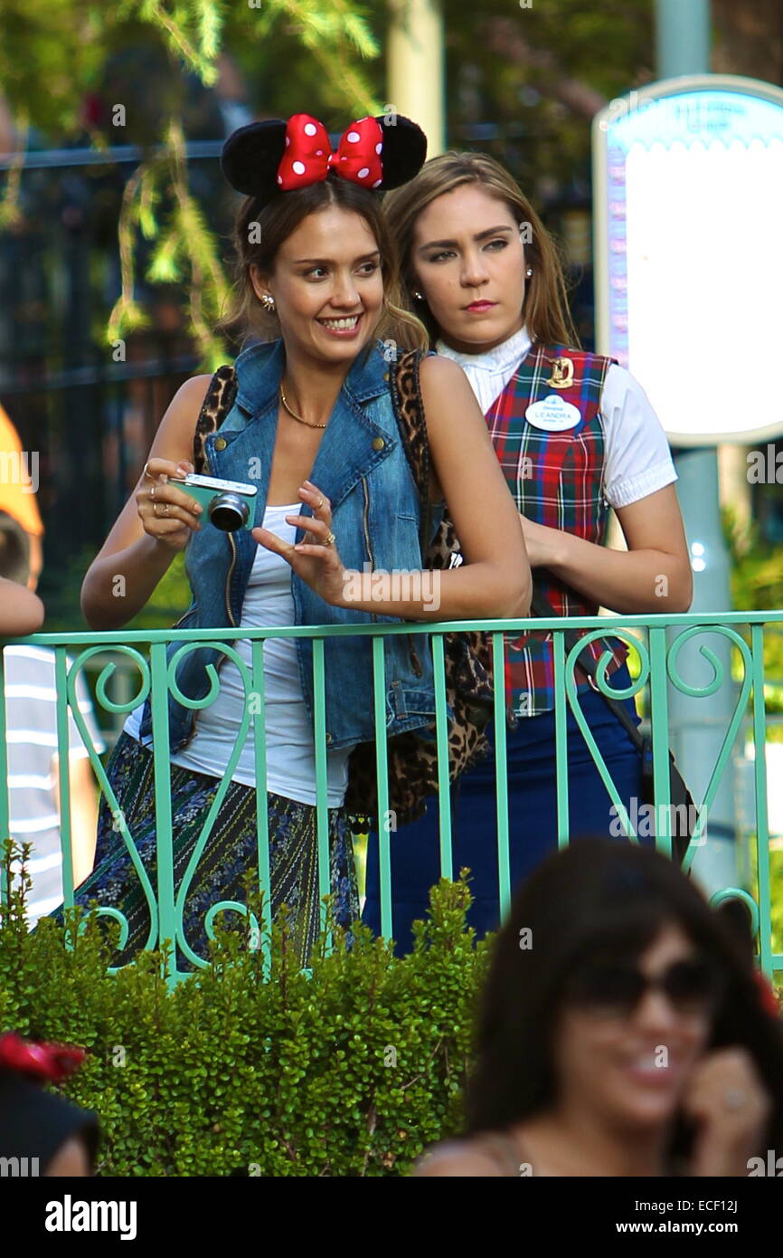 Mad tea party ride disney hires stock photography and images Alamy